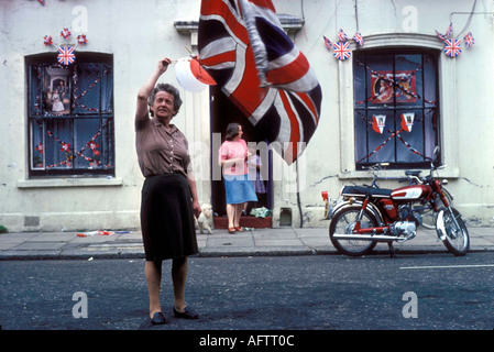 Silver Jubilee 1977 Royaume-Uni accroché un drapeau de l'Union Jack en face de la rue se prépare pour la fête de rue. East End Londres années 1970 HOMER SYKES Banque D'Images