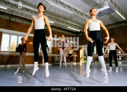 Royal Ballet School, White Lodge, Richmond Park London. Adolescents pratiquant dans le studio de danse années 1990 Royaume-Uni HOMER SYKES Banque D'Images