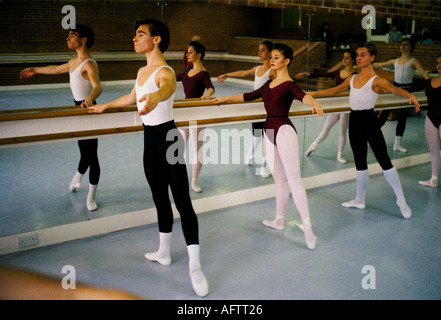 Royal Ballet School, White Lodge, Richmond Park London. Adolescents pratiquant contre une barre murale années 1990 UK HOMER SYKES Banque D'Images