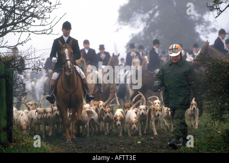 Chasse avec des huts 'Duke of Beaufort Hunt' déménagement hors de la chasse personnel les serviteurs portent vert, pied suivre Badminton Gloucestershire UK 980s 1985. HOMER SYKES Banque D'Images