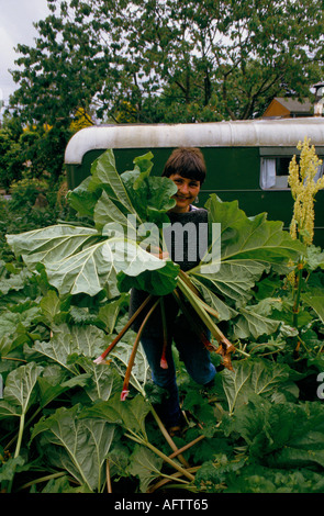 Findhorn Community Foundation Moray Écosse. Peter et Eileen Caddys Original Caravan énormes légumes dans Peters Garden.1970 HOMER SYKES Banque D'Images