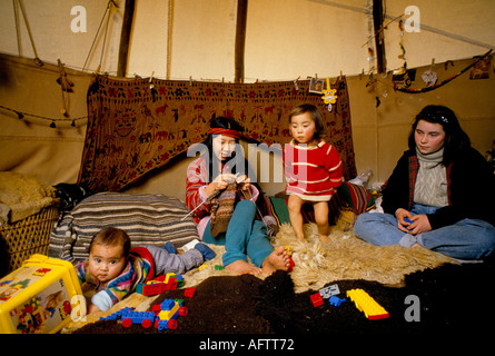 Groupe familial New age hippies vivant hors réseau Royaume-Uni Tipi Valley mère et enfants vivant dans une communauté hippie galloise des années 1980 Tipi.1985 Llandeilo, pays de Galles Banque D'Images