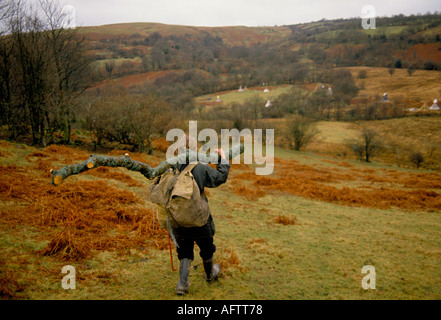TIPI Valley 1980s Royaume-Uni. Communauté hippie galloise Rev Rik Mayes ramassant du bois de feu. Llandeilo pays de Galles 1985 HOMER SYKES Banque D'Images