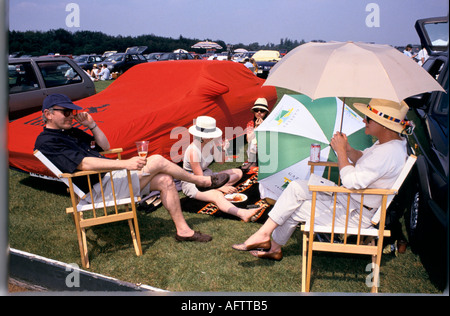 Thatcher's Britain 1980s. Riche famille riche style de vie riche pique-nique en plein air dans le parking Windsor Great Park polo Ground. Voiture Ferrari en housse anti-poussière 1985 Banque D'Images