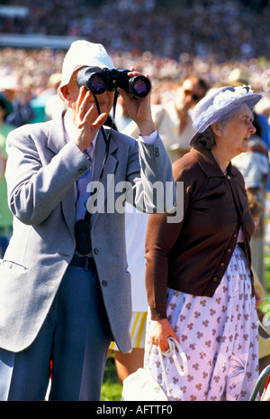 Courses de chevaux 'Royal Ascot' Berkshire en Angleterre, un homme âgé à regarder les chevaux qui courent dans les jumelles Banque D'Images