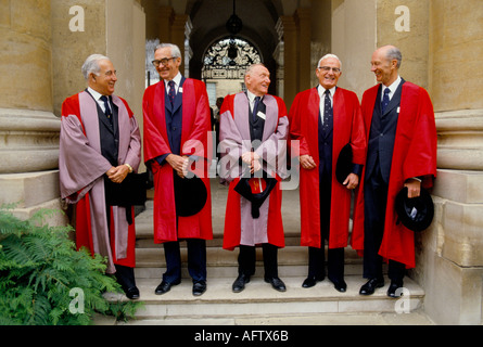 RHODES UNIVERSITAIRES OXFORD UNIVERSITY SENIOR HOMMES À LA CÉRÉMONIE POSENT POUR LA PHOTOGRAPHIE ANNÉES 1990 UK HOMER SYKES Banque D'Images