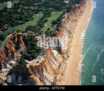 Vue aérienne du parcours de golf Pine Cliffs et de la plage Praia da Falesia Albufeira Algarve au sud du Portugal. Superbe vue panoramique sur la mer de la côte atlantique. Banque D'Images