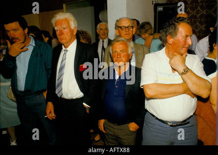 Comté de Lisdoonvarna, Clare Eire, années 1990. Fête annuelle du mariage de jumelage. Des hommes plus âgés à la recherche d'un partenaire, l'une des nombreuses salles de danse. HOMER SYKES Banque D'Images