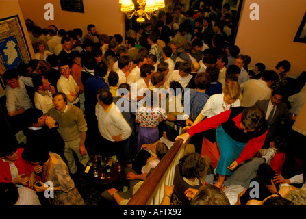 Comté de Lisdoonvarna, Clare Eire. Un mois de rencontres annuelles uniques de festival toujours à la recherche d'un partenaire, 2 heures de foule dans le Hydro Hotel HOMER SYKES Banque D'Images