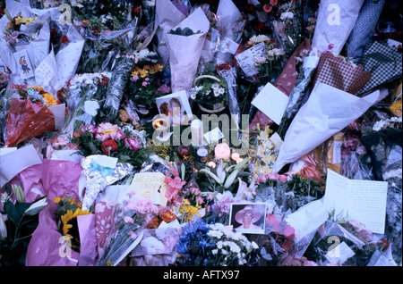 Diana Princess of Wales Flowers est parti comme un hommage floral septembre 1997 Kensington Palace Londres Royaume-Uni 1990s HOMER SYKES Banque D'Images