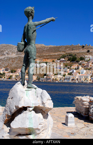 Statue d'un petit pêcheur trouvés à l'entrée du port de la ville de Symi Yialos Gialos Grèce Banque D'Images