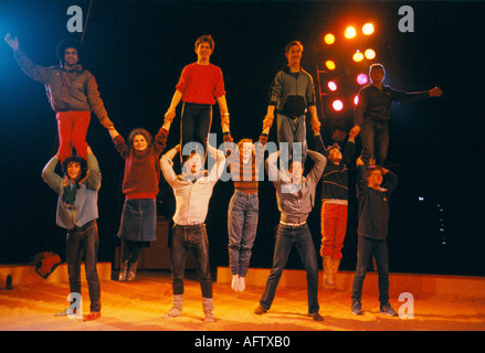 Gerry Cottles Circus Clown School adolescents apprenant de nouvelles compétences confiance travail d'équipe grandir en se faisant de nouveaux amis pendant les vacances d'été des années 1990 Royaume-Uni Banque D'Images