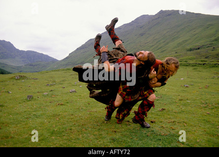 Battle of Culloden, le Clan un camp de fin de semaine écossais de reconstitution de groupe à Glen Crie. Recréation de scènes de bataille Ecosse années 1990 Royaume-Uni HOMER SYKES Banque D'Images