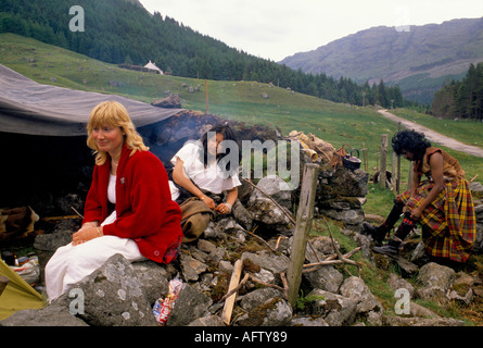 Battle of Culloden, le Clan un camp de fin de semaine écossais de reconstitution de groupe à Glen Crie. Femmes membres du groupe Ecosse années 1990 Royaume-Uni HOMER SYKES Banque D'Images