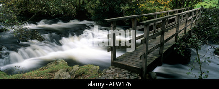 Angleterre Cumbria Lake District National Park un pont en bois à travers le passage des eaux rapides de Torver Beck sur Cumbria Way Banque D'Images