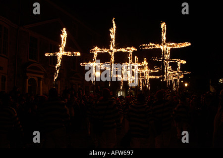 CROSSESS EFFERGIES BONFIRE NIGHT BURNING UK LEWES Banque D'Images