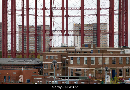 Une vue sur la célèbre Gaz Saltley fonctionne avec des blocs d'habitation à proximité de la tour Birmingham West Midlands England UK Banque D'Images