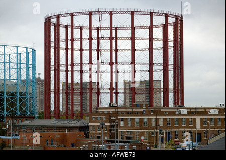 Une vue sur la célèbre Gaz Saltley fonctionne avec des blocs d'habitation à proximité de la tour Birmingham West Midlands England UK Banque D'Images