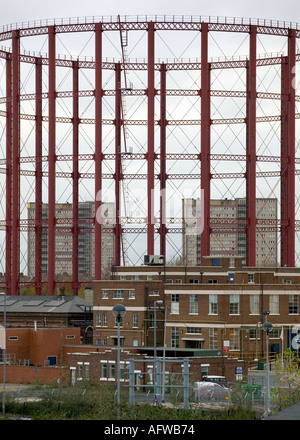 Une vue sur la célèbre Gaz Saltley fonctionne avec des blocs d'habitation à proximité de la tour Birmingham West Midlands England UK Banque D'Images