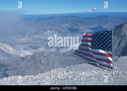 Drapeau américain sur le sommet de Mt St Helens Banque D'Images