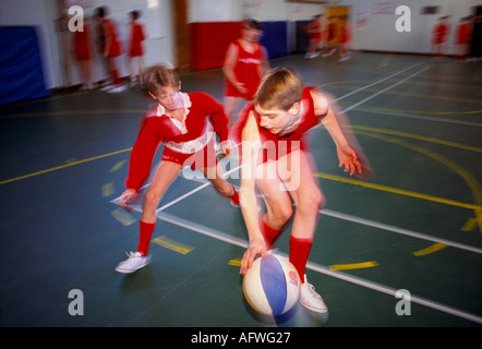 Secondaire années 1990 Royaume-Uni. Adolescents élèves jouant basket ball dans la salle de sport, compétition de contact sport Amersham Buckinghamshire UK 1990 Banque D'Images