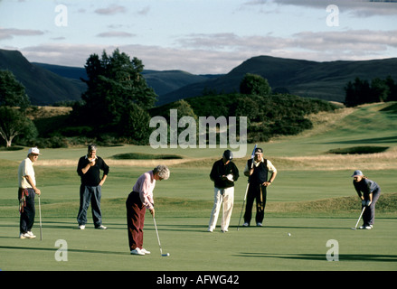 Hôtel Gleneagles, Écosse. Vacanciers à l'hôtel jouant au golf. ANNÉES 1997 1990 ROYAUME-UNI HOMER SYKES Banque D'Images