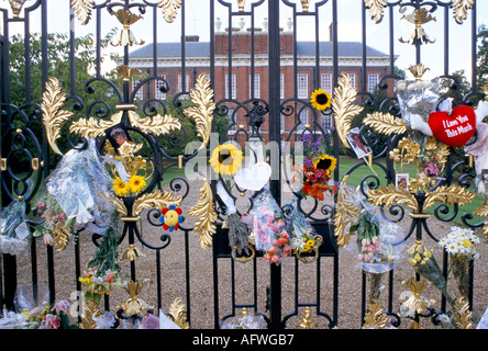 Fleurs funéraires de la princesse Diana à Kensington Palace Gates en mémoire de Lady Di Princesse de Galles Londres Royaume-Uni années 1990 1997 HOMER SYKES Banque D'Images