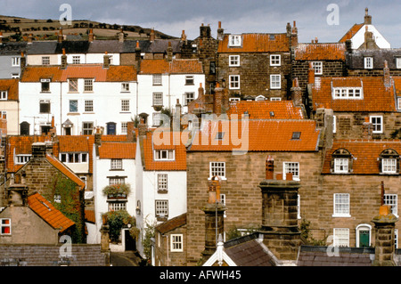 Laurel Inn, (en bas à gauche avec des jardinières) maison publique à Robin Hoods Bay. Village pub bâtiments traditionnels en pierre North Yorkshire Angleterre des années 1990 Royaume-Uni Banque D'Images