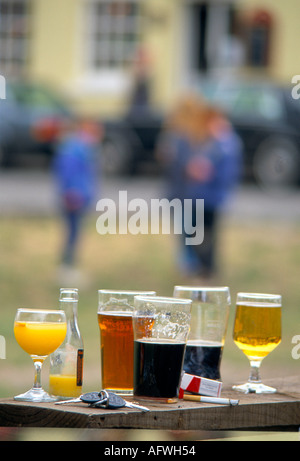 Ne buvez pas et conduisez les années 2000.Verres bière, jus d'orange, paquet de cigarettes et clés de voiture à l'extérieur de la table de jardin de pub Wimbledon UK 2001 HOMER SYKES Banque D'Images