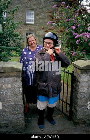 Jennifer Paterson et Clarissa Dickson Wright filmant le programme de cuisine télévisuelle CULT BBC2 Two Fat Ladies 1998. ANNÉES 1990 ROYAUME-UNI HOMER SYKES Banque D'Images