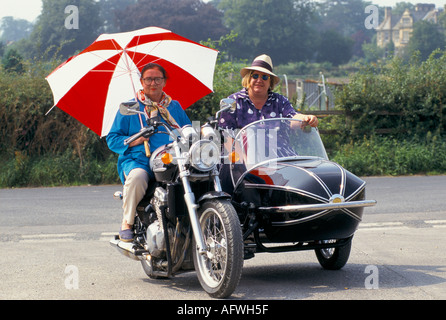 Deux chefs de télévision Fat Ladies Jennifer Paterson, Clarissa Dickson Wright leur moto et leur voiture latérale. Programme de cuisine télévisée BBC2 années 1990 Royaume-Uni HOMER SYKES Banque D'Images