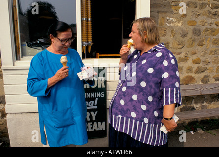 Deux chefs de télévision Fat Ladies mangent de la glace en filmant le programme de cuisson BBC2 1998. Jennifer Paterson (L) Clarissa Dickson Wright (R) années 1990 Royaume-Uni HOMER SYKES Banque D'Images