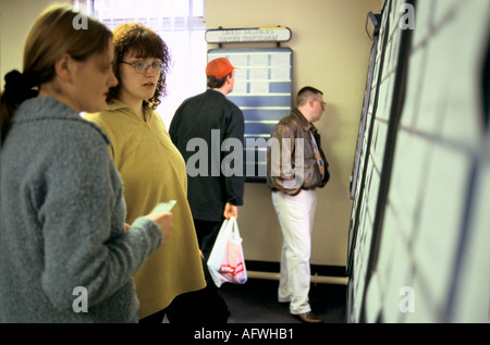 Job Centre des années 1990 récession au Royaume-Uni. Les jeunes femmes sans emploi regardent les panneaux d'affichage pour trouver des possibilités d'emploi. Mountain Ash, Glamorgan, pays de Galles 1998 HOMER SYKES Banque D'Images