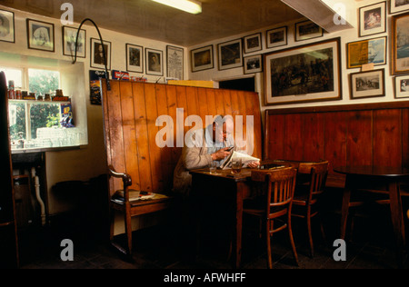 Village anglais pub intérieur Royaume-Uni. Le Lord Nelson Leslie Winter le propriétaire. Burnham Thorpe. Norfolk Angleterre. ANNÉES 1990 1991 ROYAUME-UNI HOMER SYKES Banque D'Images