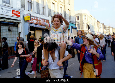 Jour férié lundi 1979. Les jeunes adultes s'amusent au carnaval annuel. Notting Hill, Londres, Royaume-Uni 27th août 1970s Banque D'Images