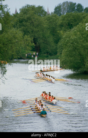 La semaine des Eights de l'Université d'Oxford, également connue sous le nom de Summer Eights, est une régate annuelle d'aviron de quatre jours sur River Isis. ANNÉES 1980 ROYAUME-UNI HOMER SYKES Banque D'Images