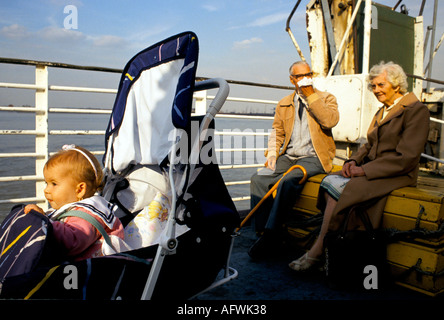 Ferry de Gravesend à Tilbury traversant la Tamise au nord-ouest du Kent, Angleterre. Grands-parents et petit-enfant des années 1991 1990 Royaume-Uni HOMER SYKES Banque D'Images