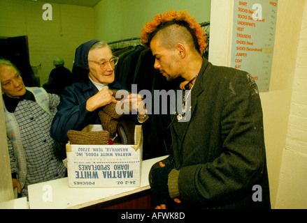 Homme sans-abri recevant des vêtements de charité de nonnes des filles de la Charité des années 1980, auberge pour sans-abri. Londres années 80 Royaume-Uni HOMER SYKES Banque D'Images