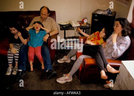 Pauvreté familiale années 1990 pays de Galles Royaume-Uni. Vivre avec des prestations une famille avec des prestations de chômage de longue durée. Mountain Ash, Glamorgan, pays de Galles 1998 Royaume-Uni HOMER SYKES. Banque D'Images