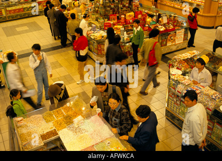 Pékin Chine années 1990. Riche nouvel argent riche de classe moyenne professionnelle shopping à un comptoir doux en libre service dans un grand magasin 1998 HOMER SYKES Banque D'Images