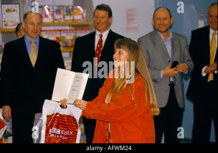 Monica Lewinsky livre signer session, excitée fans montre sa copie signée. L'autobiographie Monicas Story Lakeside Shopping Centre Essex années 1990 Royaume-Uni Banque D'Images