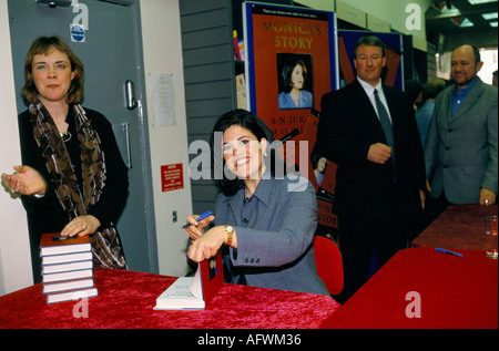 Monica Lewinsky livre session de signature, son autobiographie Monica's Story Pr & fixers autour d'elle. Librairie Salisbury Wiltshire 19991990s UK HOMER SYKES Banque D'Images