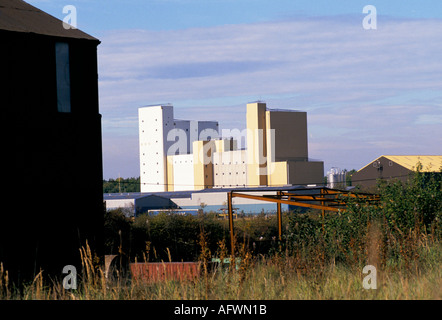 La nouvelle usine Corby usine de nouvelles unités de l'industrie de régénération dans une ancienne ville sidérurgique de l'industrie lourde. ANNÉES 1980 1981 ROYAUME-UNI HOMER SYKES Banque D'Images