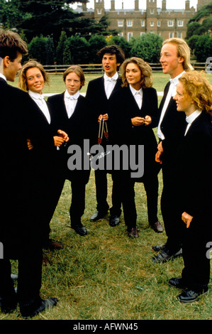 Eton College School Windsor Berkshire 550ème anniversaire de l'école. Filles de Millfield école robe dans leurs frères uniformes pour une blague 1990 Royaume-Uni Banque D'Images