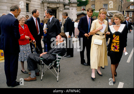 Les parents des garçons d'Eton College se rassemblent en attendant que les écoliers soient libérés. 4 juin Journée des parents Journée des fondateurs Windsor Berkshire années 1990 1990 Royaume-Uni HOMER SYKES Banque D'Images