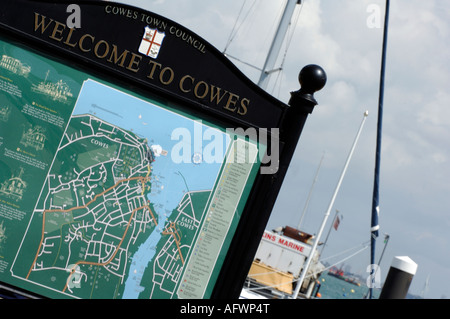 Un plan de la ville signe chez East West guide de Cowes sur l'île de Wight, Angleterre Banque D'Images