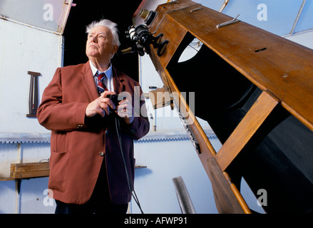 Patrick Moore CBE ( Sir Patrick Alfred Caldwell-Moore) astronome CBE dans l'observatoire à son domicile avec son propre télescope de conception. HOMER SYKES des années 1992 1990 Banque D'Images