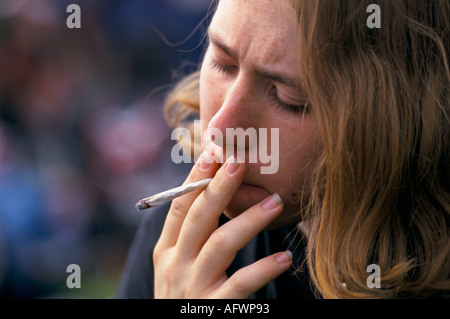 Cannabis fumer de l'herbe de marijuana lors d'une démonstration pour légaliser la drogue. Adolescent adolescent Londres 1980s 80s Royaume-Uni HOMER SYKES Banque D'Images