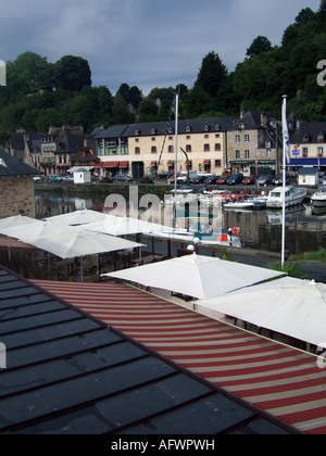 Vue sur le fleuve à Dinan, Bretagne, France Banque D'Images