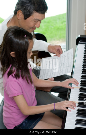 Jeune fille prenant leçon de piano Banque D'Images